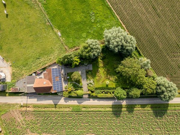 Landelijk gelegen woning met mogelijkheid tot aankoop weide met paardenstallen