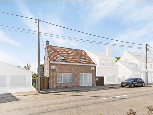 Rustig gelegen vrijstaande woning met 3 slaapkamers op een groot perceel te koop in Bovekerke