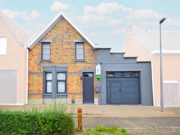 Hippe rijwoning met grote garage en welness in eigen tuin