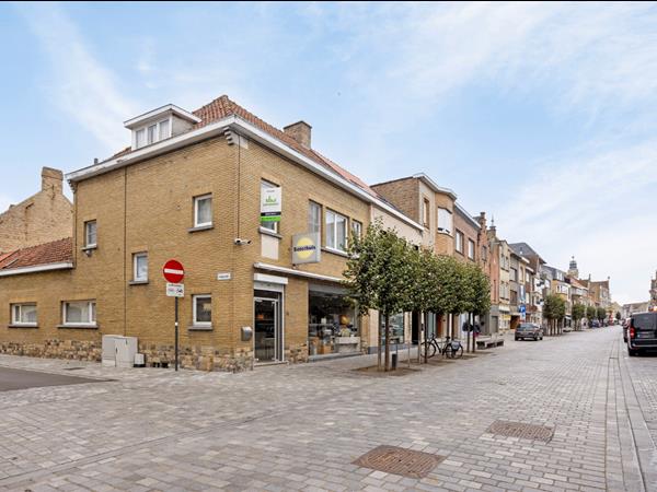 Handelspand met ruime woning en garage in het commerciële hart van Diksmuide