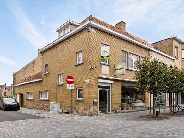 Handelspand met ruime woning en garage in het commerciële hart van Diksmuide