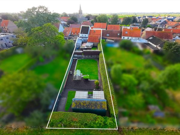 Omvangrijke bebouwing met 4 slpk, garage en grote tuin