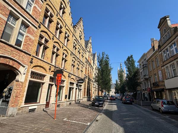 Volledig instapklaar handelsgelijkvloers in de winkel wandel straat te Ieper