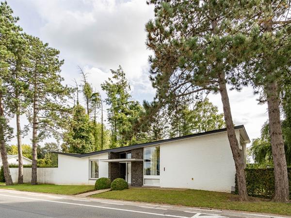 Klassevolle architectenvilla in een oase van groen