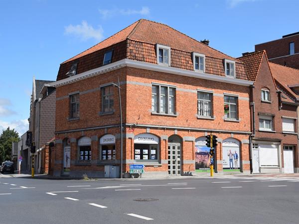 Ruim en lichtrijk kantoor op zichtlocatie te Ieper met parking!