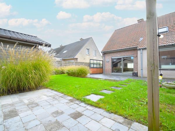 Recente, halfopen bebouwing met garage, tuin en 3 slpk