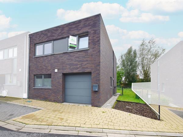 Recente halfopen woning met 2 slaapkamers in doodlopende straat