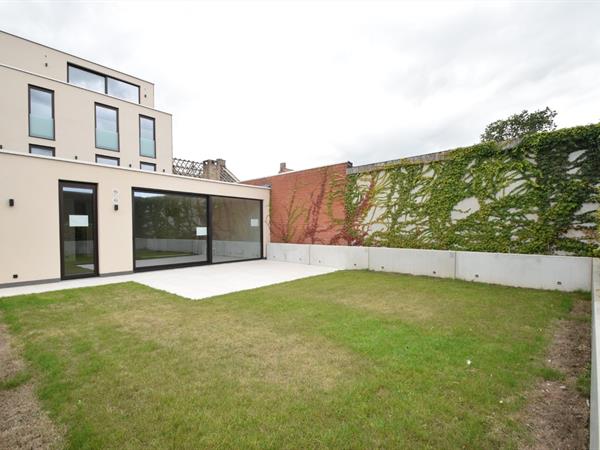 GELIJKVLOERS TUINAPPARTEMENT (113 m²)  MET GROOT ZONGERICHT TERRAS EN TUIN (98 m²).