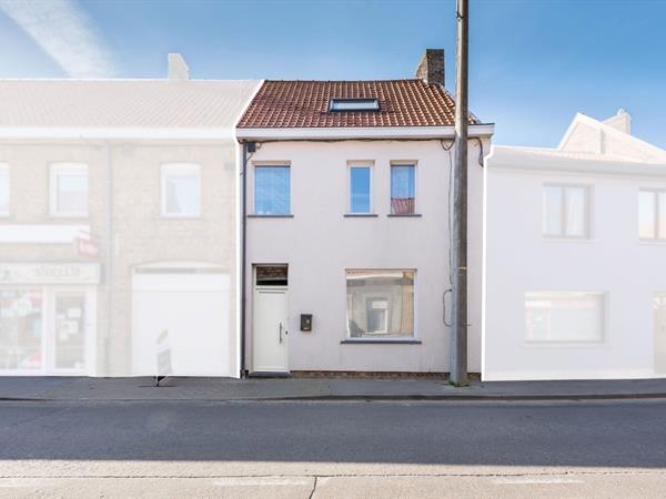 Gerenoveerde rijwoning met 3 slaapkamers in het hartje van Vladslo