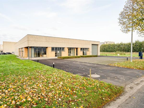 Bedrijfsgebouw met burelen en parking in uitmuntende staat!