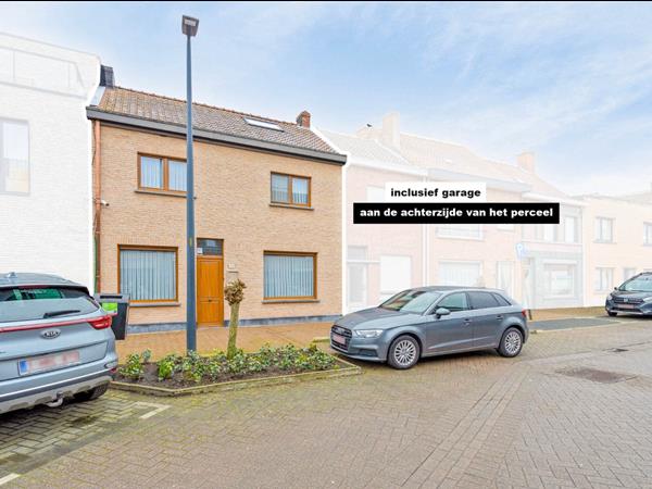 Goed onderhouden woning met garage en 3 slaapkamers gelegen te Assenede