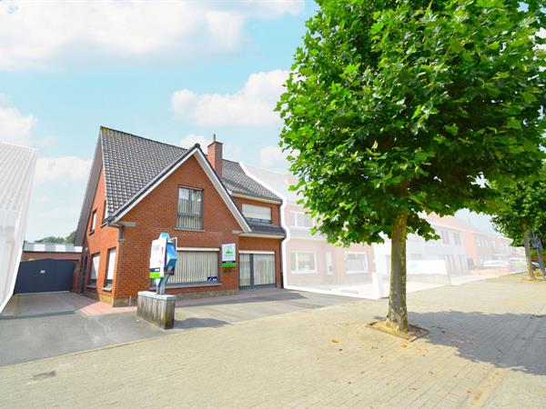 Halfopen woning met ruime loods van 140 m2 gelegen in hartje Koekelare.